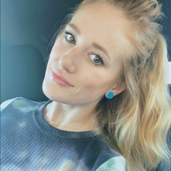 Meet your Posher, Erica - Picture 2 of 4